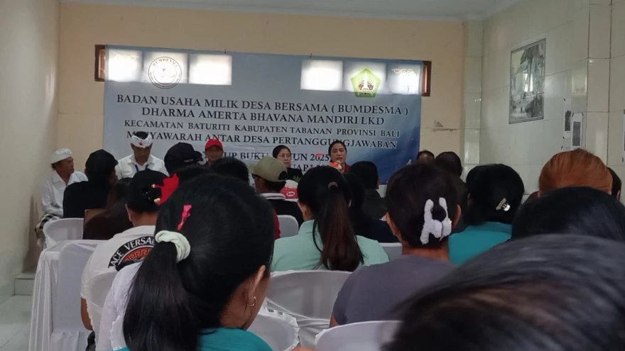 Perbekel Desa Mekarsari diwakili oleh kaur Perencanaan dan kasi Pelayanan Mengikuti Rapat MAD di Kantor Camat Baturiti