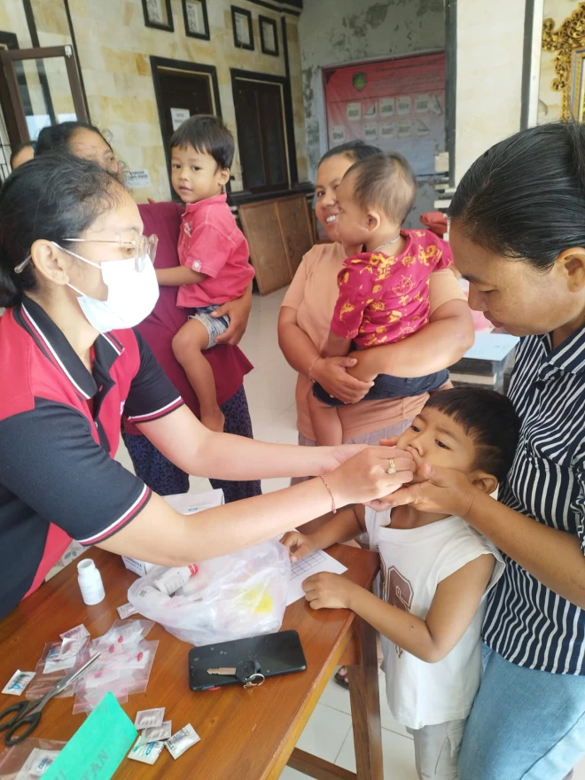 KEGIATAN POSYANDU DAN PEMBERIAN VITAMIN A KEPADA BALITA DI BANJAR PENENG, DESA MEKARSARI, KECAMATAN BATURITI